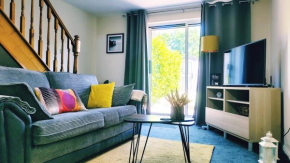 Modern 2 bed house- Free parking and close to the centre